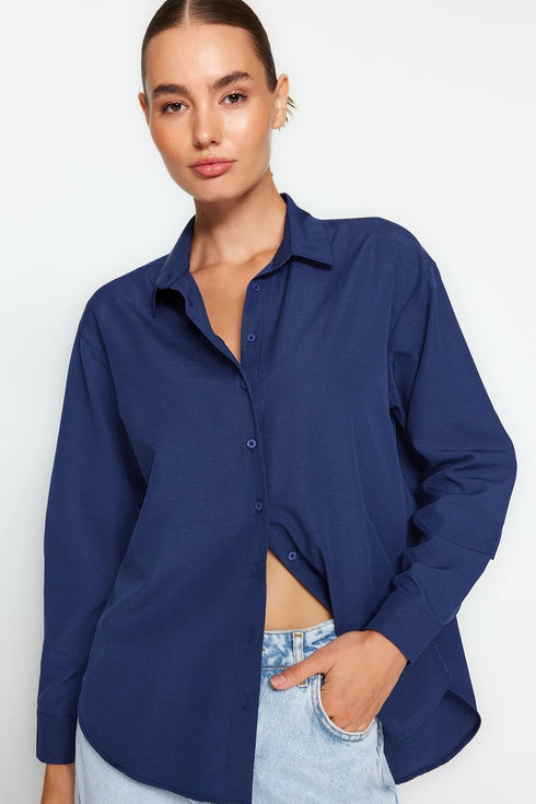 قميص منسوج من القطن باللون الأزرق الغامق
