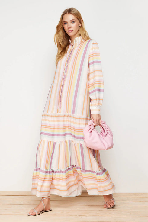 فستان مخطط متعدد الألوان