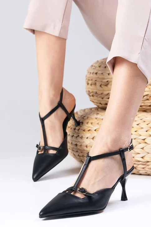 حذاء بكعب مفتوح من الخلف بلون أسود