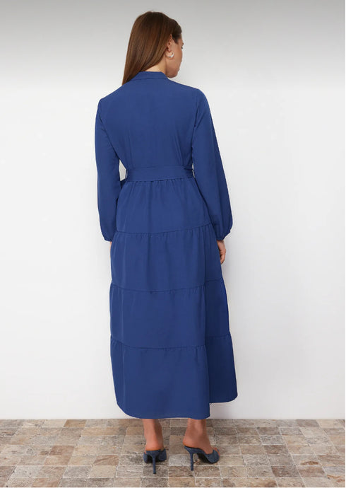 فستان منسوج بأزرار وحزام باللون الأزرق الغامق