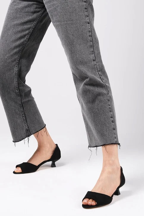 حذاء نسائي أسود اللون بكعب قصير