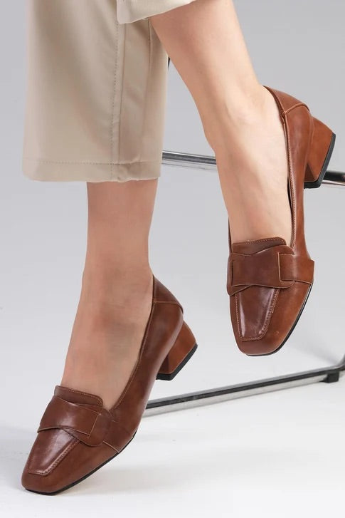 حذاء بكعب قصير لون بني