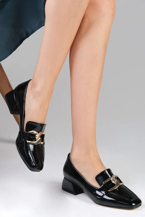 حذاء كعب قصير من الجلد باللون الأسود