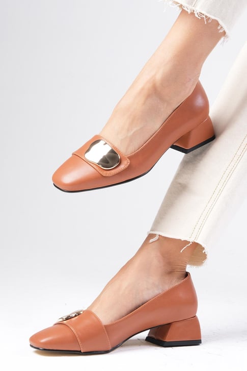 حذاء كعب قصير بلون عسلي