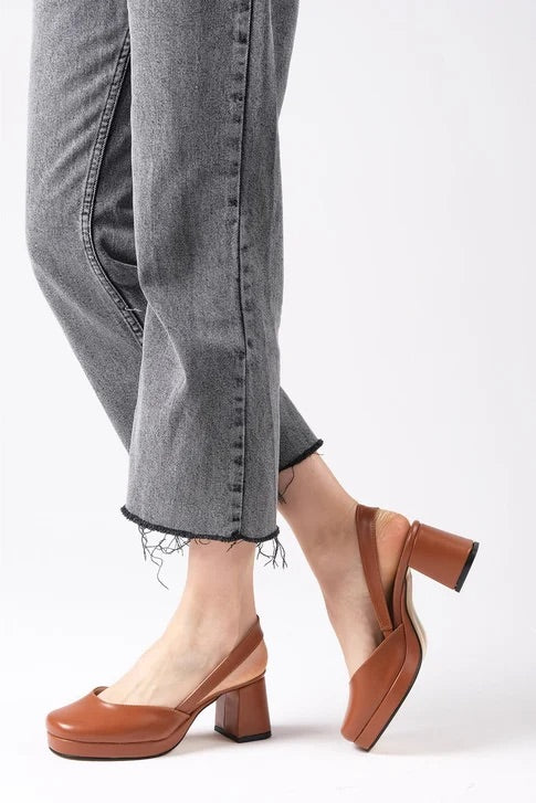 حذاء كعب عالي باللون العسلي