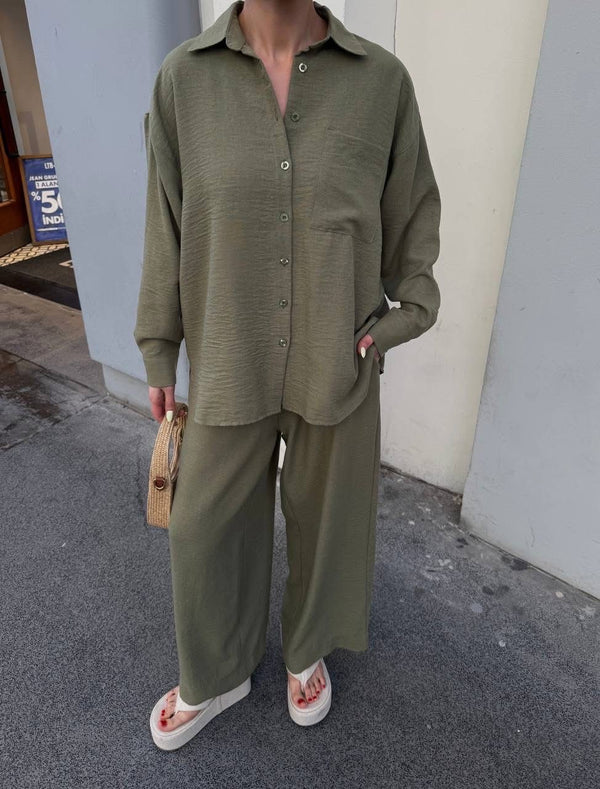 طقم كاجوال باللون الزيتي