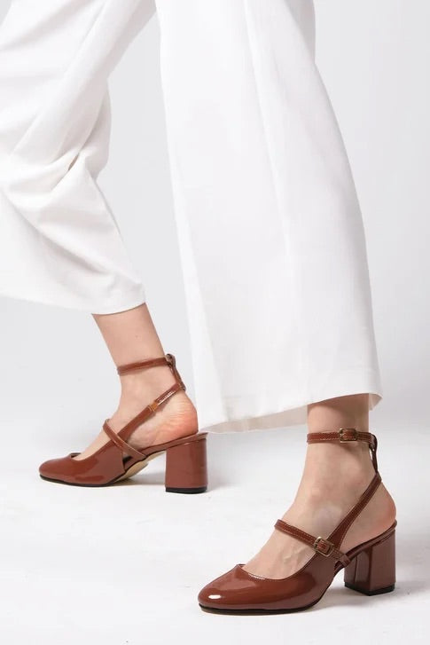 حذاء بحزام مشبك لون عسلي