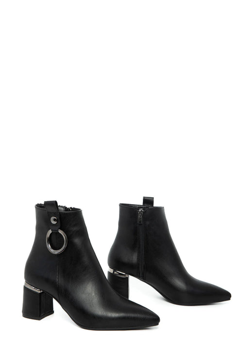 جزمة قصيرة لون أسود