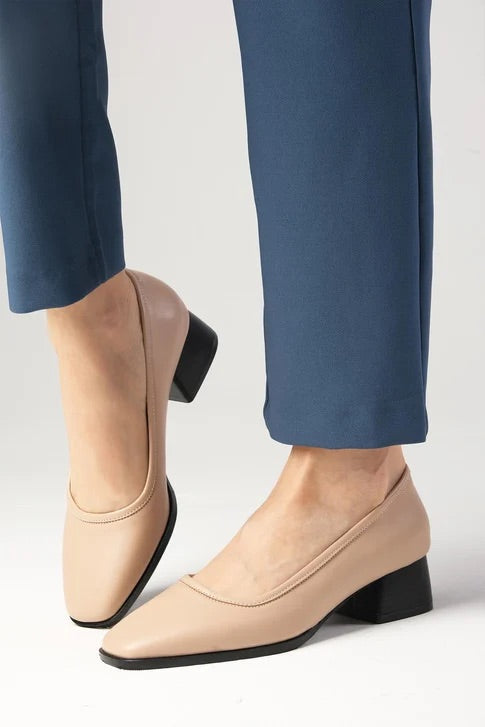 حذاء نسائي بكعب قصير لون بيج