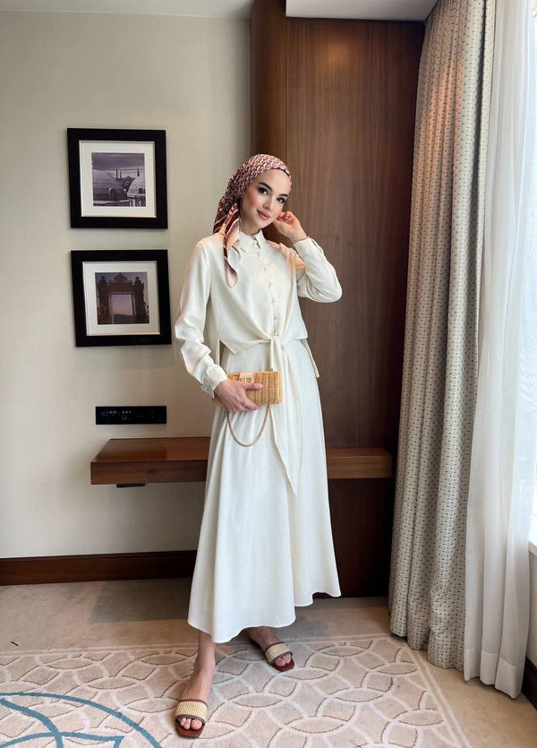 طقم قميص وتنورة باللون الأيكرو