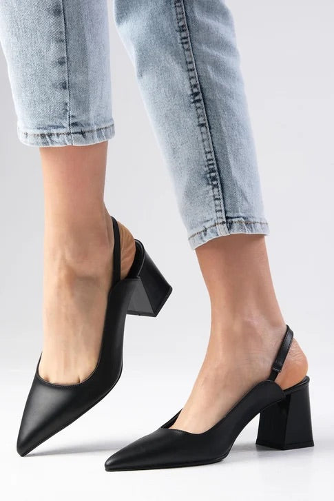 بكعب أسود اللون حذاء