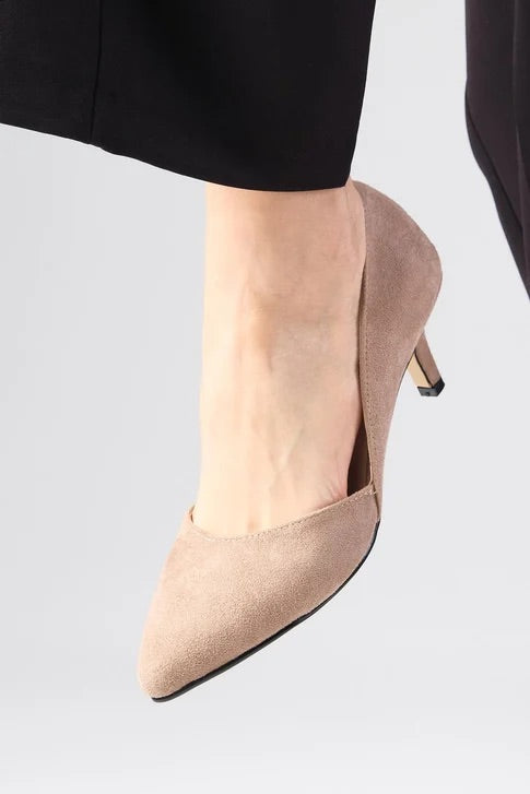 حذاء كعب قصير باللون البيج