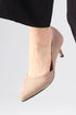 حذاء كعب قصير باللون البيج