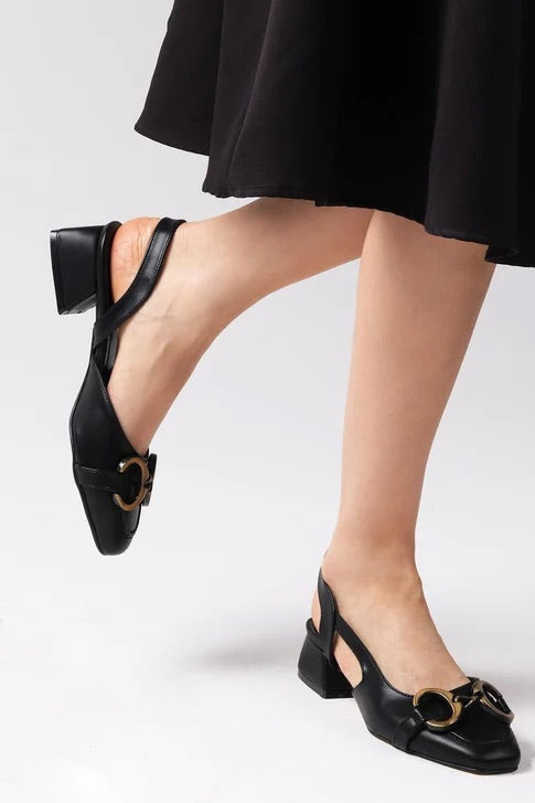 حذاء نسائي بكعب قصير لون أسود