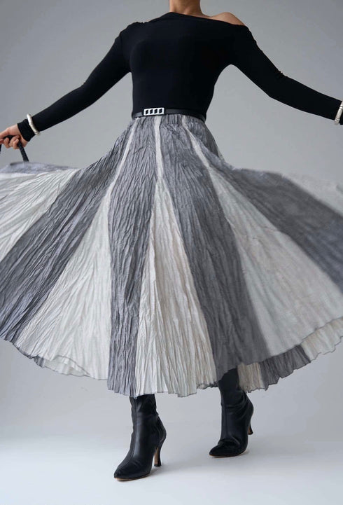 تنورة الفراشة باللون الرمادي