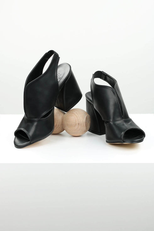 أحذية سوداء ذات الكعب العالي