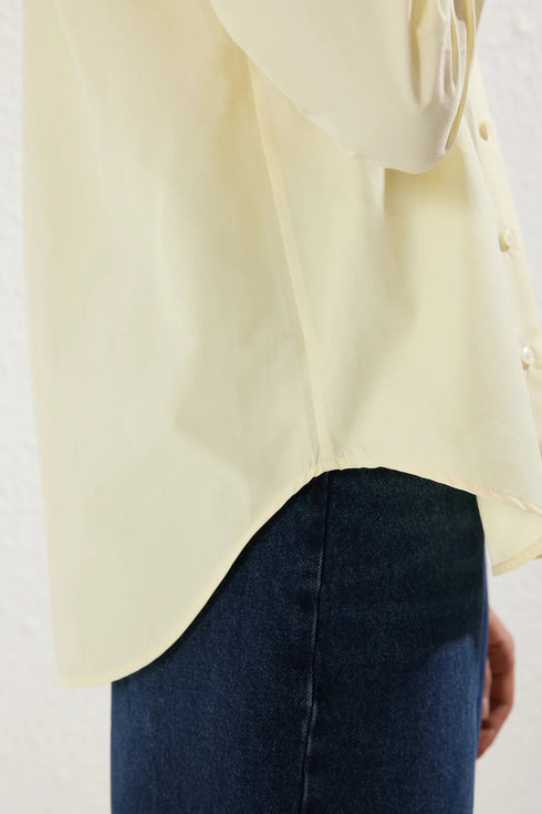 قميص نسائي باللون الأصفر