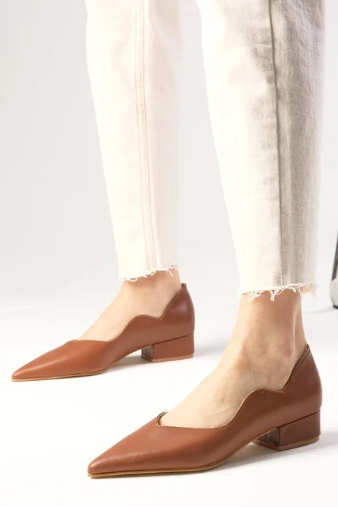 حذاء كعب قصير من الجلد الحقيقي بلون عسلي