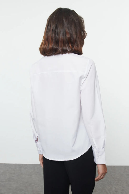 قميص أبيض مع تفاصيل كشكش