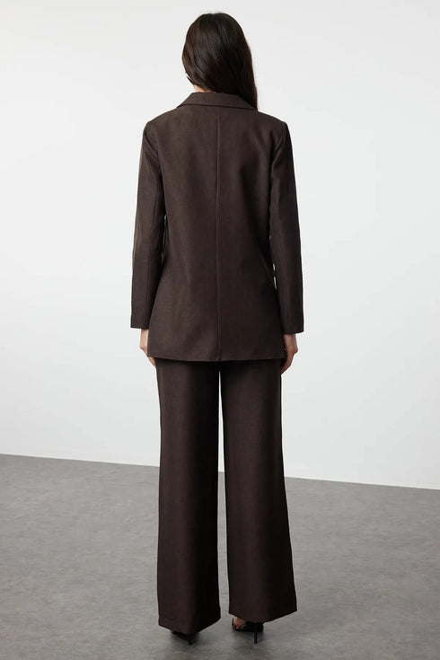 طقم بليزر وبنطلون من الكتان باللون البني