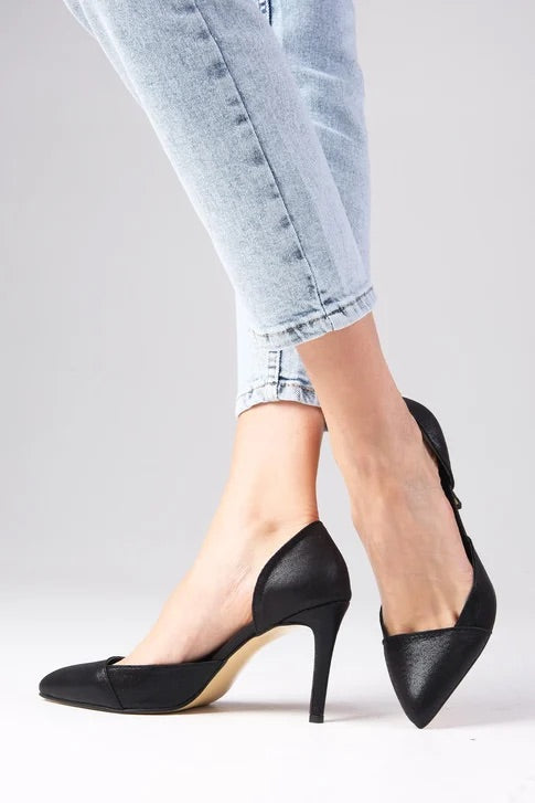 حذاء نسائي بكعب أسود اللون