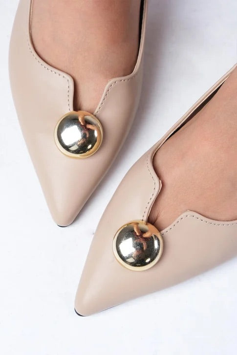 حذاء نسائي كعب قصير بلون بيج