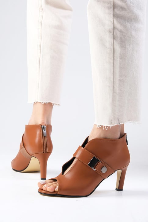 حذاء بكعب عالي لون عسلي