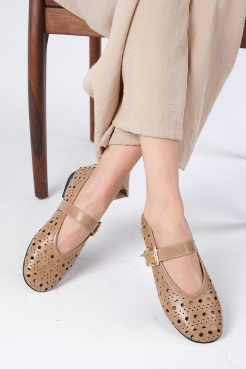 حذاء بالية لون كميل