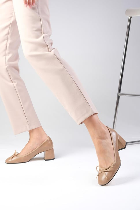 حذاء كعب عالي بلون بيج