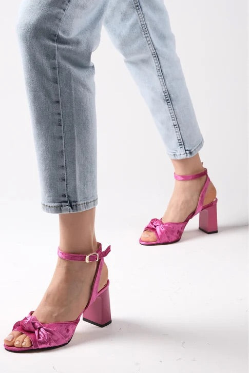 صندل بكعب مخملي بلون فوشي