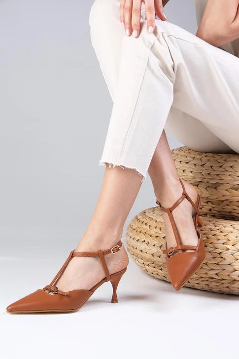 حذاء بكعب مفتوح من الخلف بلون عسلي