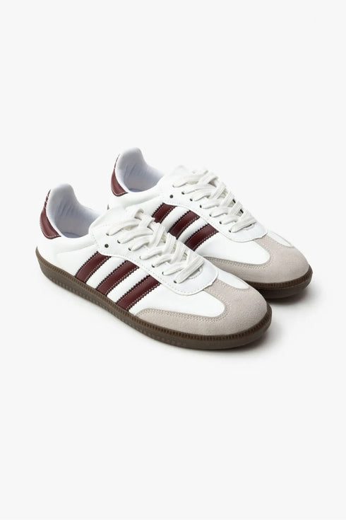 حذاء رياضي نسائي باللون الأبيض