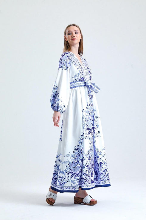 فستان أزرق منقوش بحزام طويل