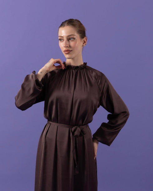 فستان من الساتان باللون البني