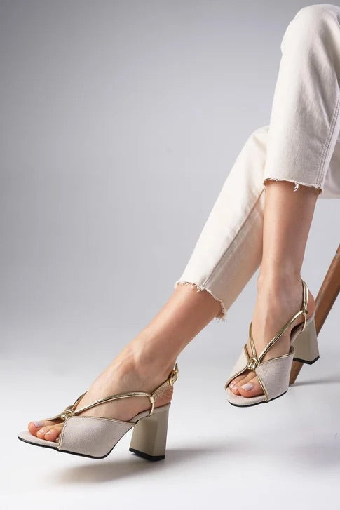 صندل كعب باللون البيج