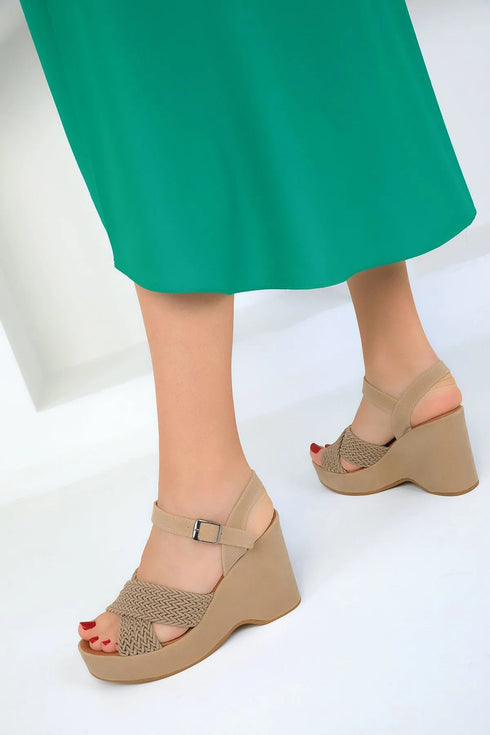 حذاء بكعب روكي باللون البيج