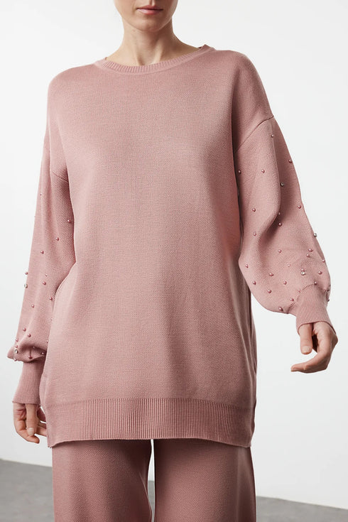 طقم تريكو بتفاصيل اللؤلؤ لون روز