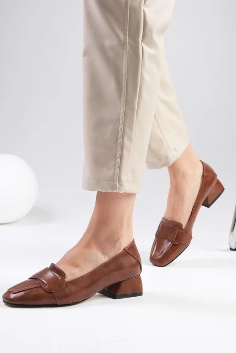 حذاء بكعب قصير لون بني