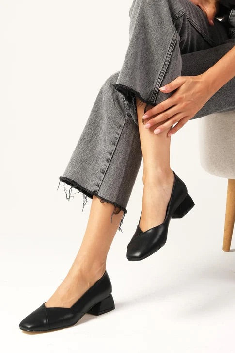 حذاء أسود اللون بكعب قصير