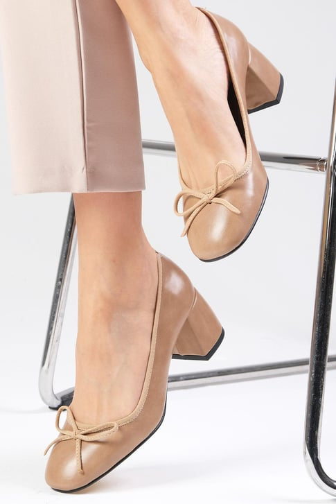 حذاء كعب عالي بلون بيج