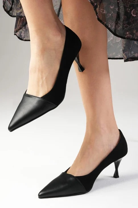 حذاء نسائي بكعب باللون الأسود