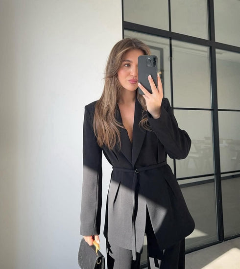 طقم رسمي بحزام باللون الأسود