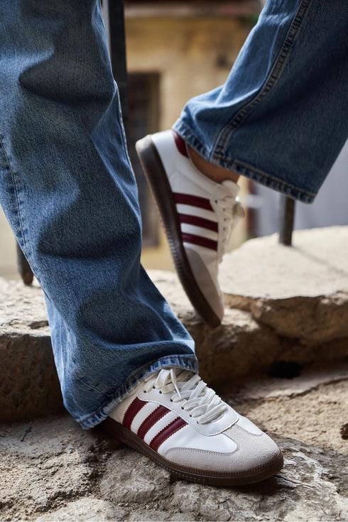 حذاء رياضي نسائي باللون الأبيض