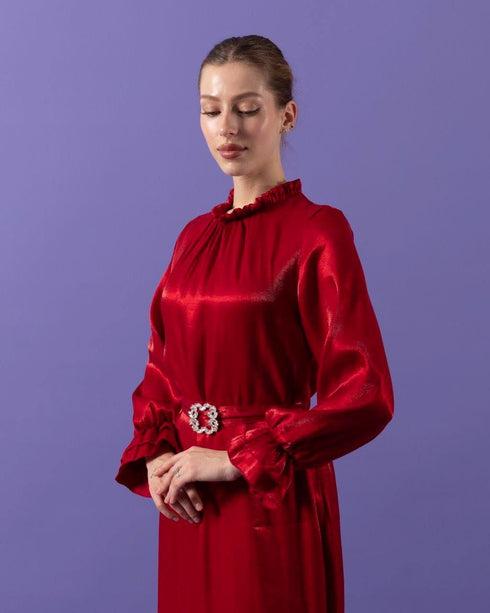 فستان من الساتان بحزام مرصع بالأحجار باللون الأحمر