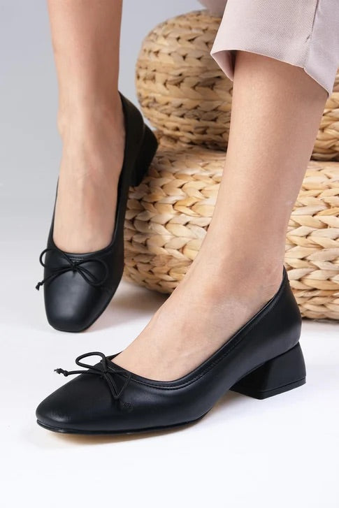 حذاء كعب قصير باللون الأسود