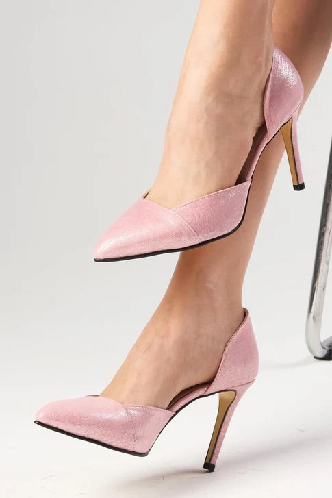 حذاء نسائي بكعب وردي اللون