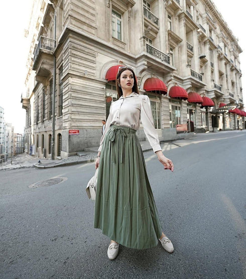 تنورة طويلة باللون الفستقي