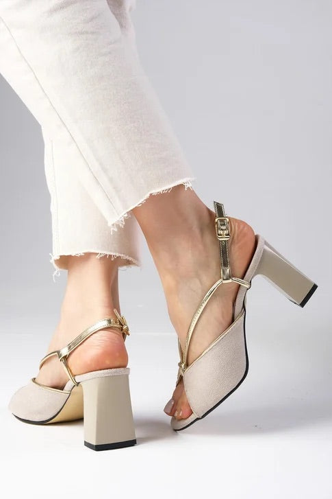 صندل كعب باللون البيج