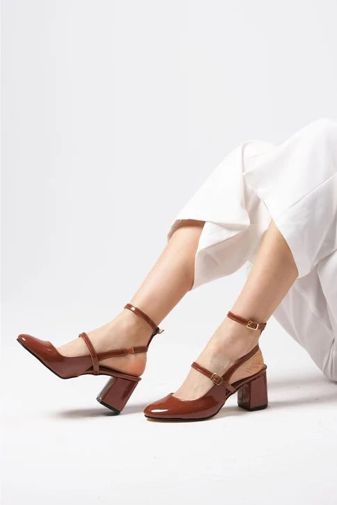 حذاء بحزام مشبك لون عسلي