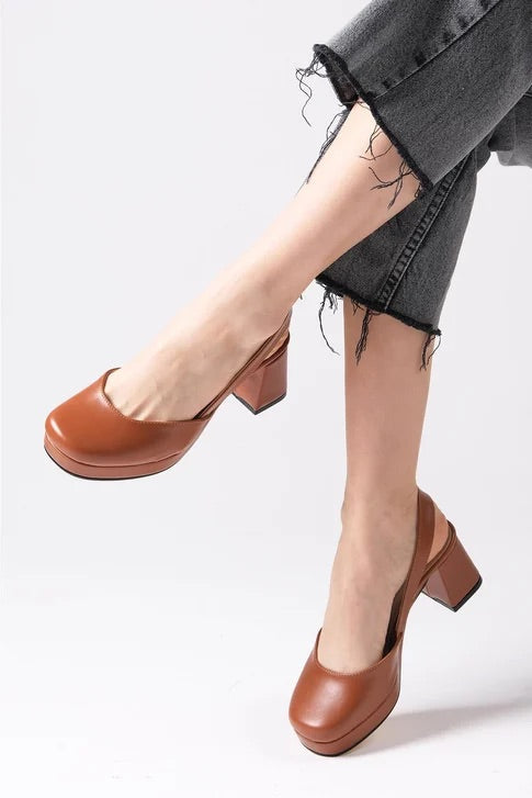 حذاء كعب عالي باللون العسلي